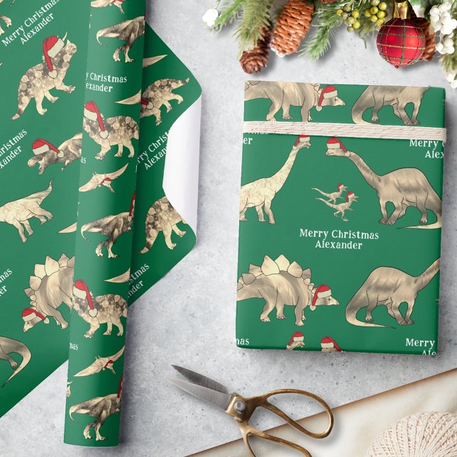 Papel De Presente Nome Personalizado de Menino Dinossauro Natal (Personalized boys name merry Christmas cute dinosaurs in Santa hats green wrapping paper)
