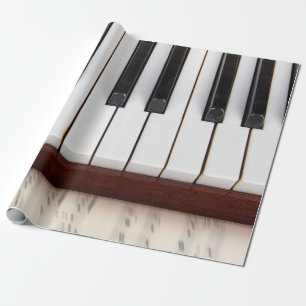 Papel De Presente notas musicais sobre o fundo de uma pianoacústica