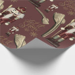 Papel De Presente Noz-cracker Soldiger Christmas<br><div class="desc">Soldados malucos com "Nozes-Nozes" reais,  e roteiro "deixe-o nevar!" em fundo castanho de chocolate</div>