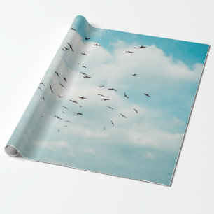Papel De Presente O bando de cinzas voa sobre o céu azul vintage.