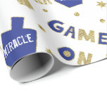 Papel De Presente O Presente De Hanukkah Enrolou Um Milagre De Excel<br><div class="desc">Chanucá "Chanukah GAME ON, Um Milagre de Excelente aconteceu aqui" Personalize apagando o texto, um milagre de Excelente aconteceu aqui, e substituindo pelo seu próprio texto. Escolha seu estilo de fonte, cor e tamanho favoritos. Escolha entre 4 estilos e 5 tamanhos de papel de embalagem. Aproveite e obrigados para parar...</div>