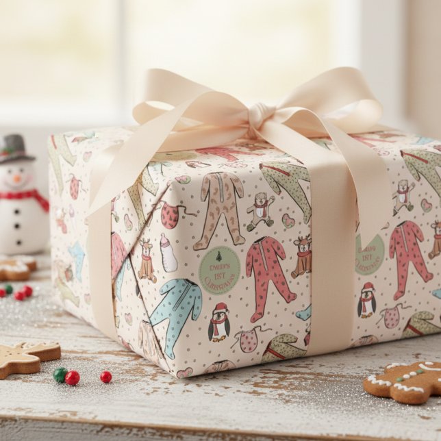 Papel De Presente O Primeiro Natal Personalizado do Bebê do Creme (Cute 1st Christmas Kids Wrapping Paper. Baby Pj's & Winter Animals First Xmas Illustration Pattern)