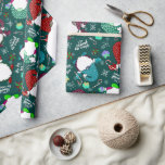 Papel De Presente Onde Estão Os Meus Gnomos? Wintergreen Christmas G<br><div class="desc">Enrole seus presentes com esses gnomos bonitos nesta temporada de festas! Gnomos de cores modernas de chá, verde limão, azul-aqua, vermelho profundo e marrom cercados por canas doces, flocos de neve, flores de poinsettia e presentes. Excelente de doação para crianças e adultos! Os ditados feitos à mão incluem "onde estão...</div>