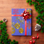 Papel De Presente Ouros Balas e Flocos de Neve Natal Azul<br><div class="desc">Este papel de embrulho de Natal azul e ouro tem um padrão de ouro árvore de Natal pendurada em ornamentos,  e pequenos flocos de neve vermelhos e laranja todos sobre um fundo azul colorido.</div>