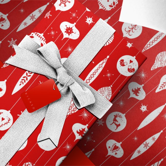 Papel De Presente Padrão Bauble do Enfeites de natal Branco Vermelho (Red White Christmas Ornament Bauble Pattern Wrapping Paper from Ricaso. Stunning holiday gift wrap)