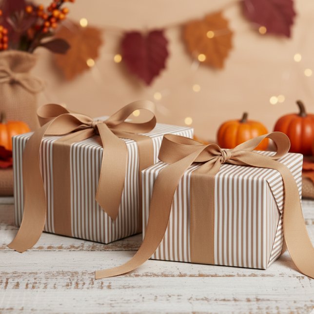 Papel De Presente Padrão Beige and White Stripes (Modern & Classic Tan Brown Wrapping Paper. Trendy Navy Blue & White Chic Stripes Pattern for Him.)