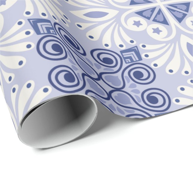 Papel De Presente Padrão contínuo com intrincados azuis e brancos  (Ponta do rolo)