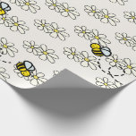 Papel De Presente Padrão de Abelha Melífera Amarela e Margarida Bran<br><div class="desc">Este papel de embrulho fofo apresenta um fundo creme / branco com padrões de abelhas melíferas / besouras e margaridas brancas. Altere a cor do fundo e personalize de acordo com as suas necessidades. Você pode encontrar mais produtos correspondentes na minha loja.</div>