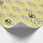 Papel De Presente Padrão de Abelha Melífera Amarela e Margarida Bran<br><div class="desc">Este papel de embrulho fofo apresenta um fundo amarelo mostarda claro com padrões de abelhas melíferas / abelhas e margaridas brancas. Altere a cor do fundo e personalize de acordo com as suas necessidades. Você pode encontrar mais produtos correspondentes na minha loja.</div>