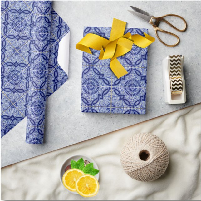 Papel De Presente Padrão de Azulejo cerâmico mediterrânico azul e br (Liven up your gift game with this pretty blue + white Mediterranean tile pattern wrapping paper! )