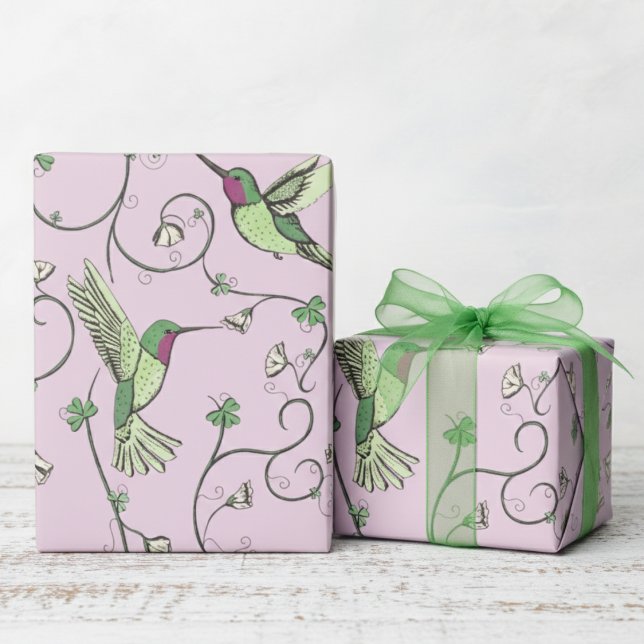 Papel De Presente Padrão de Beija-flor de Trevo de Lilás (Pink St Patrick's Day Irish Gift Wrap. Whimsical Floral Hummingbird, Green Clover, Lucky Shamrocks)