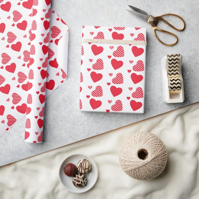 Papel De Presente Padrão de Corações Vermelhos Fofos no Branco (Artesanato)