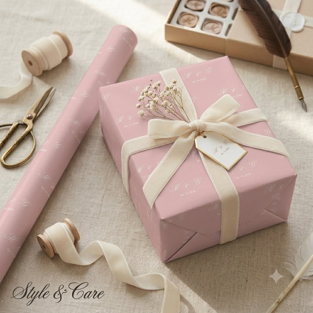Papel De Presente Padrão de Data de Monograma Personalizado Rosa Sua (Custom Monogram Date Pattern Soft Blush Pink Wrapping Paper)