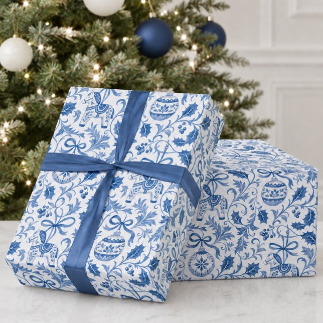 Papel De Presente Padrão de Férias de Natal Branco Azul (elegant delft blue white christmas holiday scandinavian dala horse greenery ornaments wrapping paper)