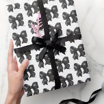 Papel De Presente Padrão de Laço Preto Simples e Elegante<br><div class="desc">Papel de embrulho com laço preto aquarela. Eleve seus presentes com este papel de embrulho chic e simples, apresentando um padrão de laço preto aquarela. Perfeito para o tema de chá de panela "Tying The Knot", este design versátil também funciona lindamente para aniversários, celebrações elegantes ou qualquer ocasião em que...</div>
