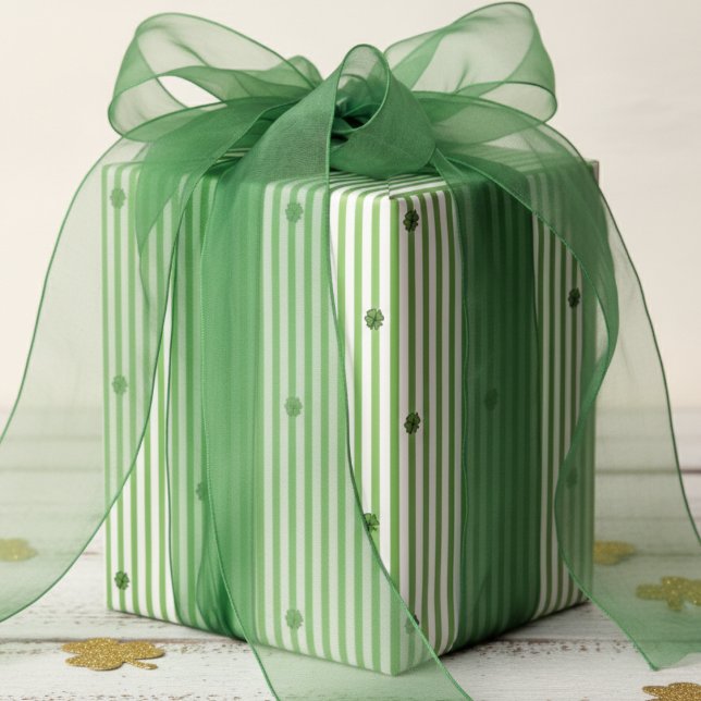 Papel De Presente Padrão de Listras Brancas e Verdes Irlandesas (Elegant St Patrick's Day Pinstripe Wrapping Paper. Green White Thin Striped Pattern, Lucky Shamrock)
