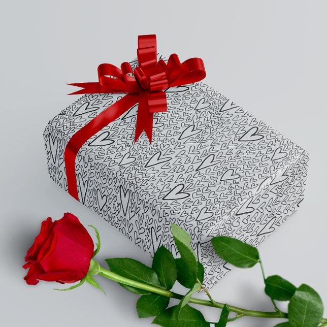 Papel De Presente Padrão de na moda Black e White Hearts (Criador carregado)