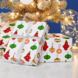 Papel De Presente Padrão de ornamento antigo em vermelho, verde e br<br><div class="desc">Papel de enrolamento num padrão antigo de enfeites de árvores de Natal,  em vermelho profundo,  verde escuro,  ouro macio e rosa,  contra fundo branco</div>
