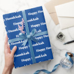 Papel De Presente Padrão de texto branco e azul do Hanukkah feliz mo<br><div class="desc">Feliz padrão de tipografia moderna,  azul e branca,  Hanukkah,  papel de enfeite de Natal Judaico. Padrão de texto branco sobre fundo azul.</div>