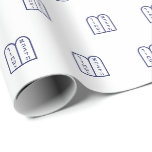 Papel De Presente Padrão de Torá Judaica azul-marinho branco minimal<br><div class="desc">Padrão de Torá Judaica,  branco e marinho minimalista,  simples e elegante Papel de Embrulhamento de presente. Marinho padrão azul da tocha sobre fundo branco. Este papel de embrulho é excelente para Chanucá,  Chanukah,  bar mitzvah,  bat mitzvah,  Shabbat e Feriados Judeus.</div>