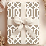 Papel De Presente Padrão de Treliça Marroquino Castanho Mocha Tendên<br><div class="desc">Papel de embrulho para presentes com padrão de treliça marroquino castanho e branco chic. Perfeito para dar aquele toque final nos seus presentes e é ótimo para aniversários,  Natal,  aniversários de casamento ou casamentos! Belos padrões de design de papel de embrulho para presentes modernos e elegantes por Printable Pretty.</div>