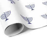 Papel De Presente Padrão minimalista de menorah judaica azul-marinho<br><div class="desc">Um padrão menorah judaico branco e marinho minimalista,  simples e elegante papel de enrolar de presente. Marinho padrão menorah azul sobre fundo branco. Este papel de embrulho é excelente para Chanucá,  Chanukah,  bar mitzvah,  bat mitzvah,  Shabbat e Feriados Judeus.</div>