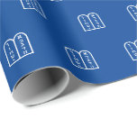 Papel De Presente Padrão moderno azul e branco da Torá Judaica<br><div class="desc">O padrão moderno azul e branco da Torá Judaica é um simples e elegante papel de enrolar de presente. Padrão de Torá Branco sobre fundo azul. Este papel de embrulho é excelente para Chanucá,  Chanukah,  bar mitzvah,  bat mitzvah,  Shabbat e Feriados Judeus.</div>
