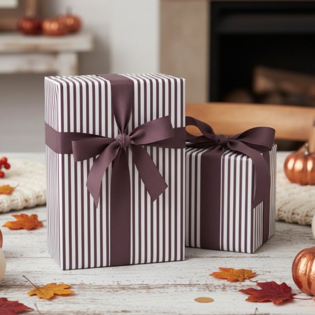 Papel De Presente Padrão Moderno de distribuição roxa e branca (Modern & Classic Purple Wrapping Paper. Trendy Purple & White Chic Stripes Pattern for Autumn Party)