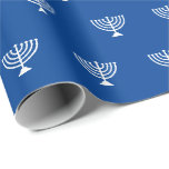 Papel De Presente Padrão moderno de menorah judaica azul e branca<br><div class="desc">O padrão moderno de menorah judaica,  azul e branco,  é um simples e elegante papel de enrolar de presente. Padrão da menorah branca sobre fundo azul. Este papel de embrulho é excelente para Chanucá,  Chanukah,  bar mitzvah,  bat mitzvah,  Shabbat e Feriados Judeus.</div>