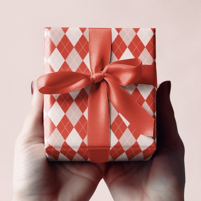 Papel De Presente Padrão Preppy Red & Blush Pink Small Argyle (Cute & Preppy Small Sized Argyle Pattern in Red and Blush Pinks with Dotted White Lines.)