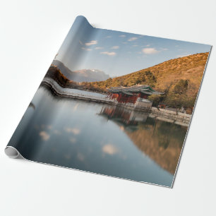 PAPEL DE PRESENTE PAGODA VERDE E COROA NO CORPO DA ÁGUA PERTO DA MO