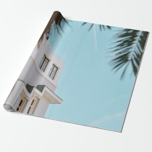 Papel De Presente Palmeira perto do prédio de concreto branco