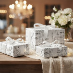 Papel De Presente Papel de empacotamento do padrão do ícone "Recem c<br><div class="desc">Anuncie seu novo capítulo da forma mais charmosa com este papel de embrulho de padrão "Recem casados". O divertido design preto-e-branco é cheio de ícones desenhados à mão que capturam a alegria e o entusiasmo de um dia de casamento, incluindo a frase "Recem casados", o casal feliz e os óculos...</div>