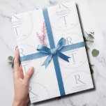 Papel De Presente Papel de enfeite de casamentos de Cinzas brancas e<br><div class="desc">Apresentando nosso legante e moderno roteiro de fotos Monograma Wedding Suite em cinza azul e branco. Cada peça é cuidadosamente projetada para criar um olhar e um sentimento elegantes coesos. Esta coleção inclui todos os elementos essenciais do casamento, como cartões postais Salvar a Data, convites, cartões RSVP, caixas de presentes...</div>