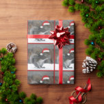 Papel De Presente Papel de enrolamento de esquilo de Natal<br><div class="desc">Esquilo giro num chapéu de Papai Noel a embrulhar papel.</div>