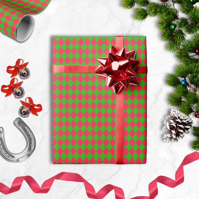 Papel De Presente Papel de enrolamento Festivo do Harlequin Vermelho (Festive red and green jockey silks diamond harlequin pattern wrapping paper roll.)