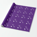 Papel De Presente Papel de envolvimento personalizado bonito do<br><div class="desc">Profundo real profundo chique - papel de envolvimento roxo e branco do coração com nome personalizable. Giftwrap personalizado bonito para o aniversário extravagante, o Natal, o casamento, o chá de panela, o aniversário e outras ocasiões importantes. Letras à moda da tipografia do roteiro. Design elegante do teste padrão do wrappingpaper...</div>