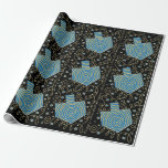 Papel De Presente Papel de Moldagem de Chanucá "Sonhos Elegantes"<br><div class="desc">Hanukkah "Elegant Dreidels" Espero que goste do nosso novo presente "Elegant Dreidels", que combina azul e ouro para bonito seus presentes:) Escolha entre 4 estilos e 5 tamanhos de papel de embalagem. A cor do plano de fundo pode ser alterada selecionando uma cor diferente das amostras de cor. Aproveite e...</div>