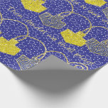 Papel De Presente Papel de moldagem "Happy Hanukkah Dreidel Pinkers"<br><div class="desc">"Hanukkah Dourado Gift Wrap "Dreidel Pinkers/Blue Background"."  Aproveite o meu design de papel mais novo. O preço varia conforme você escolhe entre 4 tipos de papel e 5 tamanhos de papel.
Obrigados para parar e comprar por aqui. Muito apreciado! Chag/Happy Chanukah/Hanukkah!</div>
