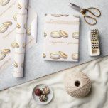 Papel De Presente Parabéns de Casamento do Conjunto de Anéis de Casa<br><div class="desc">Um belo conjunto de alianças da noiva e do noivo fica bronzeado com a inscrição em ouro Texto diz "Parabéns no dia do seu casamento!"</div>