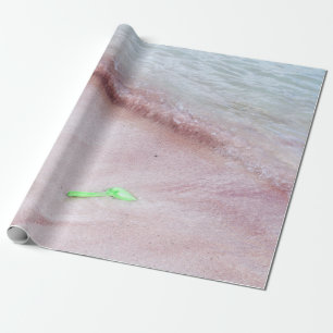Papel De Presente Pé de pessoa ao lado da pá verde na costa