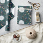 Papel De Presente Peacock e Flores de Casamento de Teal Botânico<br><div class="desc">Este Livro de Invasão de Casamento de Teal Botânico e Flores apresenta um padrão de Chinoiserie de pavões azuis desenhados à mão e lacrimejados em galhos de árvores da Magnolia, floridos contra um elegante fundo verde-negro. Todo texto é editável. Personalize o título, os nomes e a data na página do...</div>