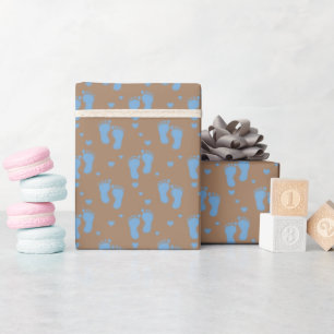 Papel De Presente Pegadas Azuis de Bebê no Marrom