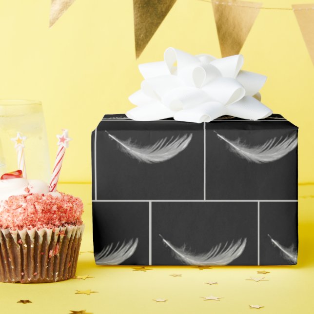 Papel De Presente Pena Branca Flutuante Sobre Preto (Festa de aniversário)