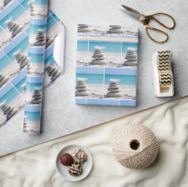 Papel De Presente Pena Branca num Cairn de Praia