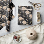 Papel De Presente Pêony floral flor padrão elegante luxurioso<br><div class="desc">Celebre seu casamento, aniversário, chá de panela ou aniversário com esta linda pérola no design floral de flor negra com suas pétalas abertas rodeadas por bonito espirais estaminais. Este verão e o padrão inspirado na primavera também se adequam aos projetos de dissociação. Transforme o ordinário para o espetacular com este...</div>