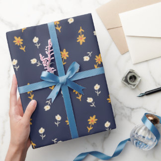 Papel De Presente Pequenas flores amarelas e cremes em azul-marinho