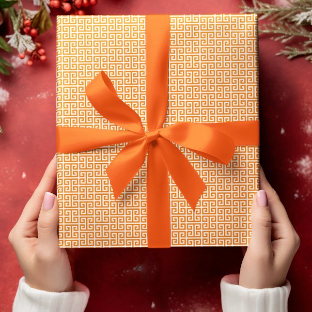 Papel De Presente Pequeno padrão de chave grega laranja e branco (Small Orange and White Greek Key Pattern Wrapping Paper)