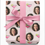 Papel De Presente Personalizar Face Fotográfica e Coquetel | Rosa Pe<br><div class="desc">Divirta-se extra com este papel personalizado de mola cor-de-rosa personalizado com rosto fotográfico e coquetel! 🎁 ✨ Carregue a sua foto de rosto favorita e crie um design hilário e na moda com um tema de cocktail lúdico num fundo cor-de-rosa moderno. Perfeito para festas de solteira, aniversários, chás de panela,...</div>