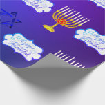Papel De Presente Personalize o papel de enrolar HANUKKAH Menorah<br><div class="desc">FELIZMENTE O estilo Feriado HANUKKAH Wrapping Paper com símbolo Chanukah - Dourado Menorah, Magen David e texto "Happy Hanukkah". Quebra PERSONALIZADA DE presentes PERSONALIZADOS! Papel de enrolação de férias perfeito para festividade durante a temporada. . Um único papel de embrulho de Hanukkah para seus presentes! Pode ser personalizado com seu...</div>